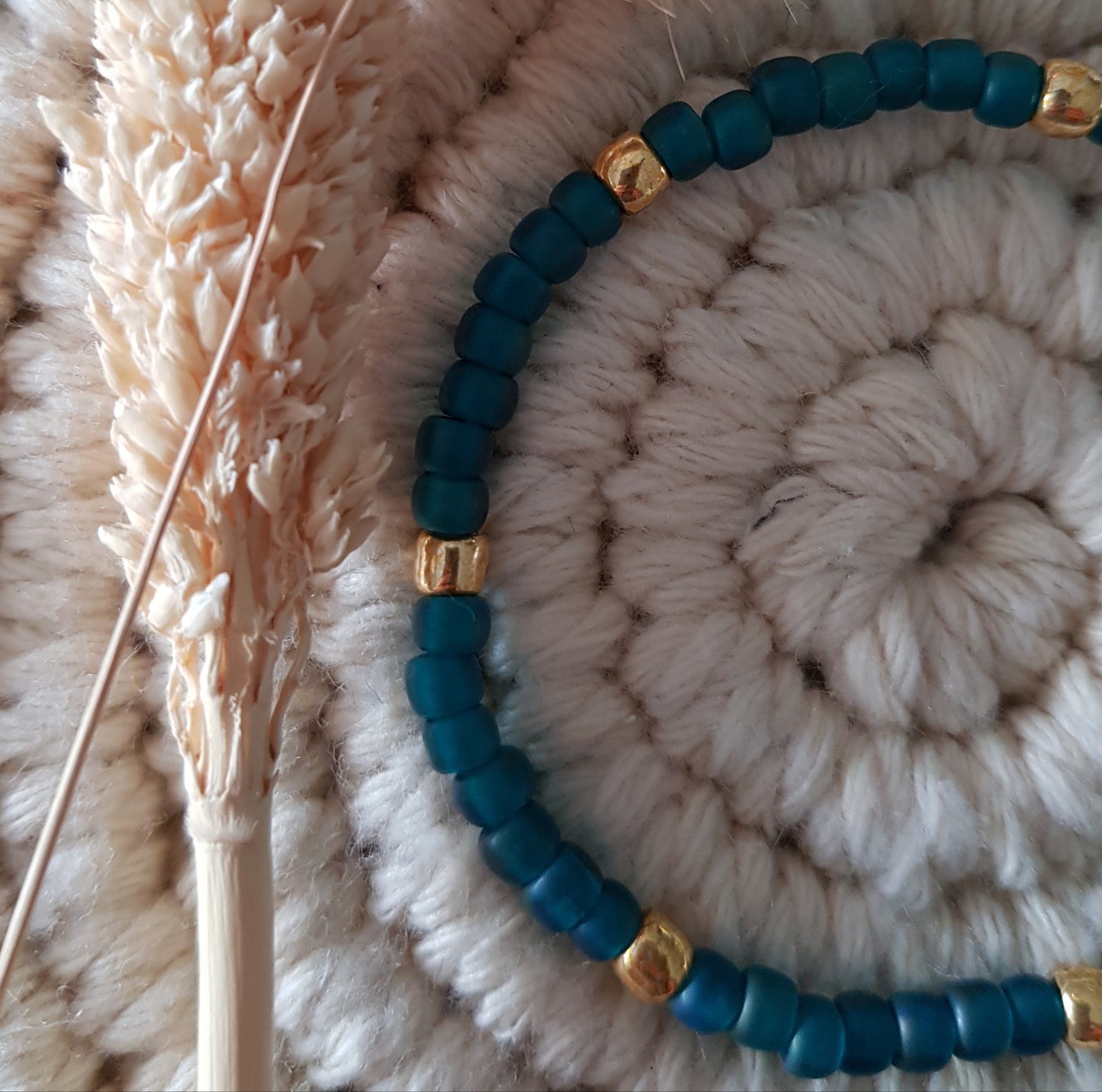 Blaue Glasperlen 4mm mit Gold