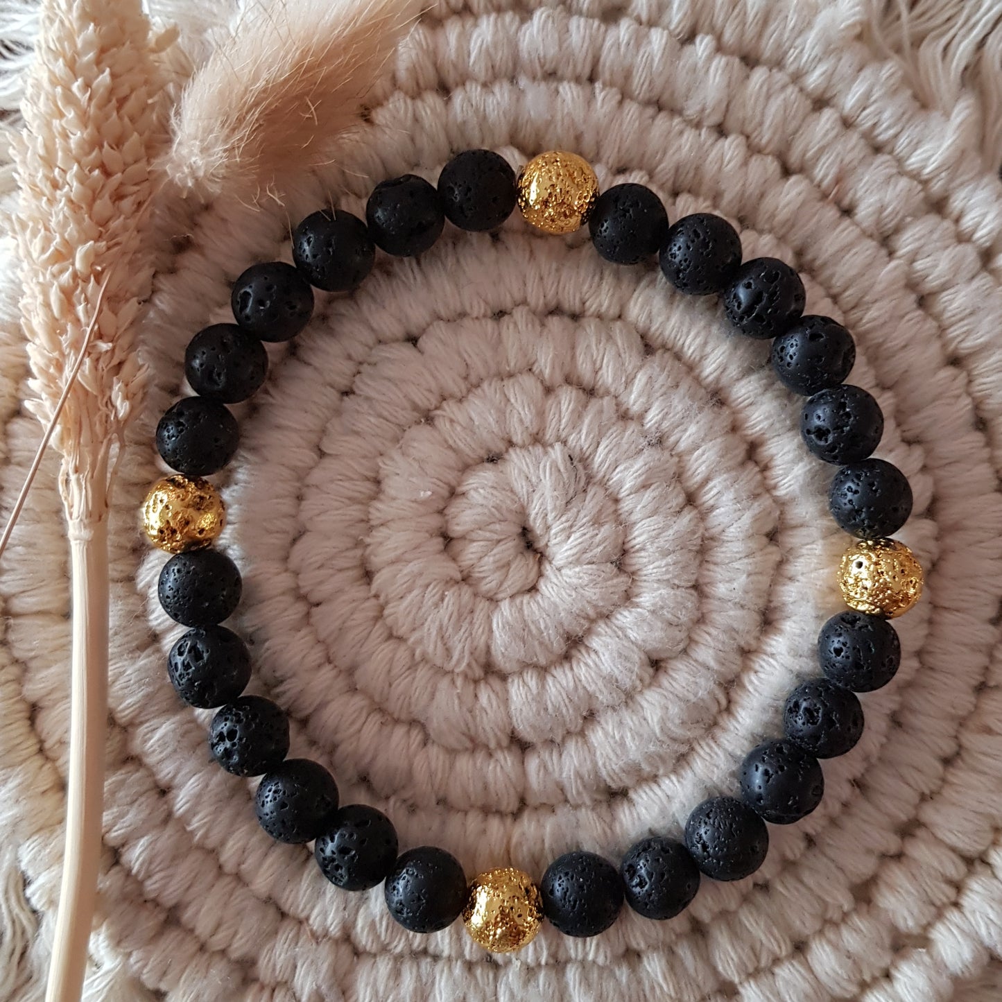 Armkette 8mm Lavastein schwarz mit gold