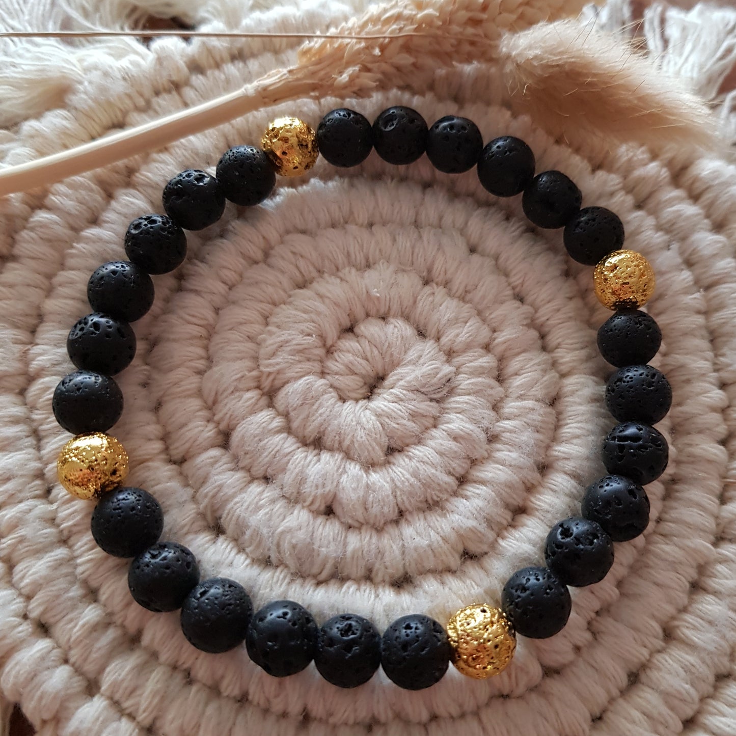 Armkette 8mm Lavastein schwarz mit gold