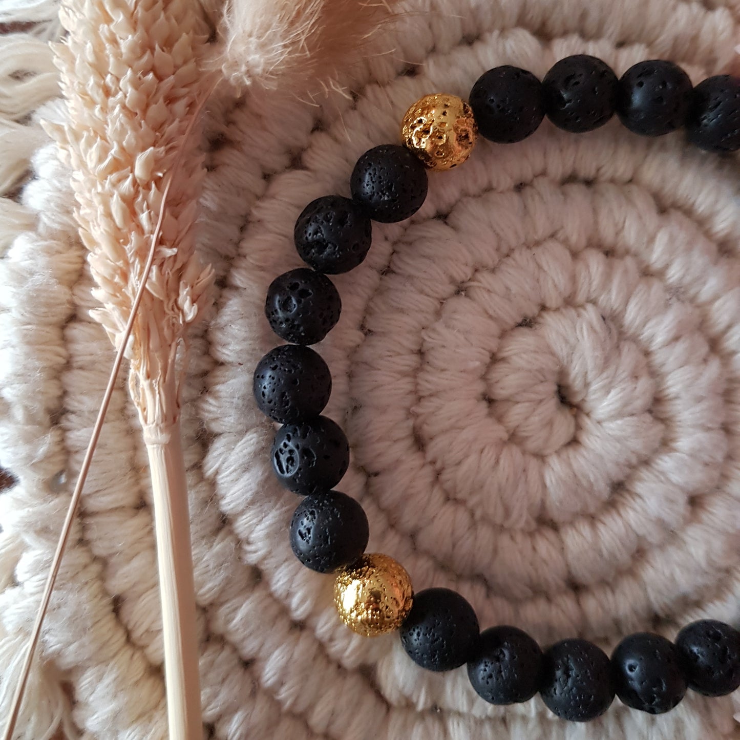 Armkette 8mm Lavastein schwarz mit gold